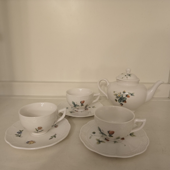 ⭐️40% Off⭐️ Vintage Style Floral Garden Teapot and 3 Teacups Set - Picture 1 of 11